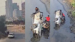 അടിച്ച് പൂസായി ഡ്രൈവർ 20 അടി താഴ്ച്ചയിലേക്ക്; വിറ്റാര ബ്രെസയുടെ വീഡിയോ വൈറൽ