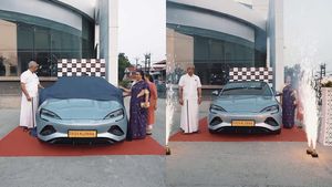 BYD സീൽ സ്വന്തമാക്കിയ സീനിയർ സിറ്റിസൺ ആള് ചില്ലറക്കാരനല്ല; ഡെലിവറി വീഡിയോ കാണാം