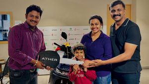 ഇവരുടെ വീഡിയോ കാണാത്ത ദിവസമുണ്ടോ? കുടുംബത്തിലേക്ക് പുതിയ ഇവിയെ വരവേറ്റ് സോഷ്യൽ മീഡിയ കപ്പിൾസ്