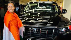 ശീതൾ ദേവിക്ക് 31.47 ലക്ഷത്തിന്റെ എസ്‌യുവി സമ്മാനം കൊടുത്ത് ആനന്ദ് മഹീന്ദ്ര; ഈ 18കാരി ആരാണെന്ന് അറിയാമോ