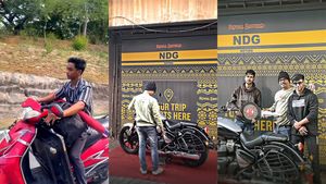 അമ്മയുടെ ചികിത്സക്കായി സ്‌കൂട്ടർ വിറ്റു, അച്ഛന് 4 ലക്ഷത്തിന്റെ ബുള്ളറ്റ് സമ്മാനിച്ച് പ്ലസ്‌ടുക്കാരനായ മകൻ