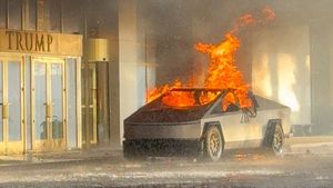 ട്രംപ് ഹോട്ടലിന് മുന്നിൽ തീഗോളമായി സൈബർ ട്രക്ക്! ഈ സ്ഫോടനം  ടെസ്‌ലയേയും ഉന്നംവെച്ചാണോ?