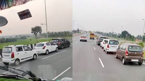 ഇന്നോവയ്ക്ക് ഇതൊക്കെ സിംപിളല്ലേ; മൂന്ന് കാറുകൾ കെട്ടിവലിച്ച് ജനപ്രിയ എംപിവി, വൈറൽ വീഡിയോ