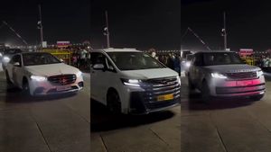 പണത്തിന് മീതെ പരുന്തും പറക്കില്ല; കുംഭമേളയ്ക്കിടെ അംബാനിയുടെ ഓട്ടോ ഷോ