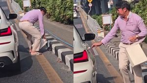 നന്മയുളള ലോകമേ...പൂച്ചക്കുട്ടിയെ രക്ഷിക്കാൻ ബിഎംഡബ്ല്യു ഡ്രൈവർ ചെയ്തത് കണ്ടോ