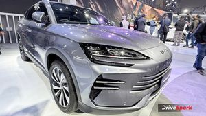 92 കി.മീ കറണ്ടിലോടും, ഫുള്‍ടാങ്കില്‍ റേഞ്ച് 970 കി.മീ! ബിവൈഡിയുടെ ഹൈബ്രിഡ് കാര്‍ ഇന്ത്യന്‍ നിരത്തില്‍