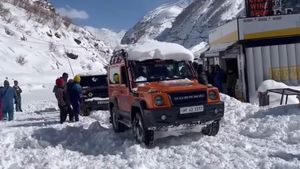 അടിതെറ്റിയാൽ ഥാറും കുടുങ്ങും; മഞ്ഞിൽ കുടുങ്ങിയ ഥാറിന് രക്ഷകനായത് ആരാണെന്ന് കണ്ടോ