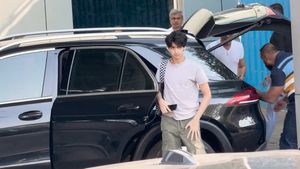 ലുക്കിൽ അച്ഛനെയും മുത്തച്ഛനെയും വെല്ലുമോ; താരപുത്രൻ്റെ യാത്ര മെർസിഡീസ് ബെൻസിൽ