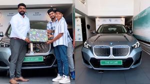 എക്സ്പോയിൽ കണ്ടതേ ഉളളു ദേ ഇങ്ങ് കേരളത്തിലും എത്തി; ആദ്യ ബിഎംഡബ്ല്യു iX1 LWB-ൻ്റെ ഡെലിവറി വീഡിയോ