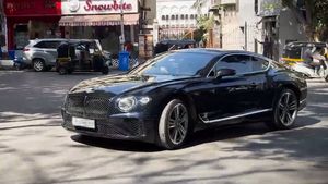 5.22 കോടി മുടക്കി വാങ്ങിയ വിദേശ കാറിൽ നഗരം ചുറ്റാനിറങ്ങി ഭാര്യയും ഭർത്താവും, 720 കോടി ആസ്‌തിയുള്ള താരദമ്പതികൾ