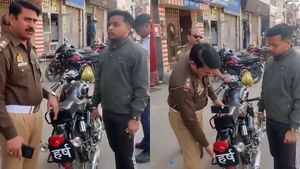 ഞാനൊന്ന് ഇഷ്ടപ്പെട്ട് വരികയായിരുന്നു പൊലീസുകാരാ; നമ്പർപ്ലേറ്റിൽ പേരെഴുതിയ ഫ്രീക്കന് എട്ടിൻ്റെ പണി