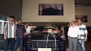 അ‌ച്ഛനും മകനും കൂടി വന്നു, കണ്ടു, കീഴടക്കി! പോർഷ സ്വന്തമാക്കിയ ഈ തുണിക്കട മുതലാളിയെ മനസിലായോ