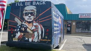 ഇലക്ഷനും ജയിച്ചു അധികാരവും കിട്ടി;ട്രംപിൻ്റെ പടമുളള ഇലക്ഷൻ വണ്ടി വിൽപ്പനയ്ക്ക്