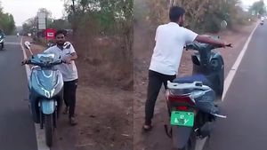 3 പമ്പ് കണ്ടു, ഒറ്റ ചാര്‍ജറില്ല; കര്‍ണാടകയില്‍ നിന്ന് ഗോവ വരെ സ്‌കൂട്ടര്‍ തള്ളി യുവാവ്!