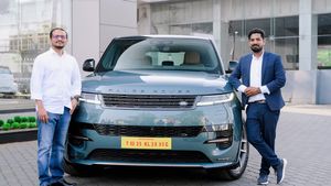 ഗ്ലോബൽ സ്കൂളിൻ്റെ തലവൻ; യാത്രയ്ക്ക് കൂടെ കൂട്ടിയിരിക്കുന്നത് 2 കോടിയുടെ റേഞ്ച് റോവർ