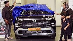 പോർച്ചിലുള്ളത് ബിഎംഡബ്ല്യു, വീട്ടുകാർക്ക് ഒന്നിച്ച് പോവാൻ ഹ്യുണ്ടായി എസ്‌യുവി വാങ്ങി മലയാളത്തിന്റെ പാട്ടുകാരൻ