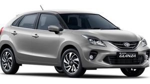 ടൊയോട്ട സ്റ്റിക്കറുള്ള 'മാരുതി' വാങ്ങാന്‍ ജനക്കൂട്ടം! 31 കി.മീ മൈലേജുള്ള കാര്‍ ഈ റേറ്റില്‍ വിറ്റാല്‍ പിന്നെ...