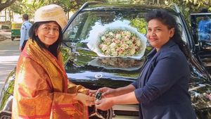 72 കോടി വീതം ശമ്പളം വാങ്ങുന്ന മക്കൾ, അമ്മയ്ക്ക് വാങ്ങിക്കൊടുത്തത് 1.69 കോടിയുടെ ആഡംബര എസ്‌യുവി