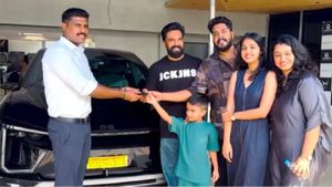 ചേട്ടനെ പോലെ തന്നെ അനിയനും വാഹനപ്രേമി; മഹീന്ദ്രയുടെ കൊമ്പനെ സ്വന്തമാക്കി അഖിൽ ചക്കാലയ്ക്കൽ