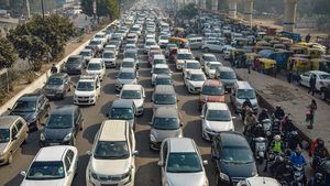 നിങ്ങളുടെ വണ്ടിയിൽ കളർ കോഡ് സ്റ്റിക്കറുണ്ടോ; പിഴ വേണ്ടെങ്കിൽ ചെയ്യേണ്ടത് ഇങ്ങനെ