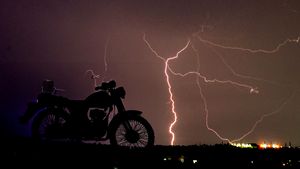 നിങ്ങളുടെ ഇടിവെട്ട് ബൈക്ക് എങ്ങനെ ഇടിമിന്നലിൽ നിന്ന് രക്ഷിക്കാം; അറിഞ്ഞുവച്ചാൽ ഗുണമുണ്ടേ