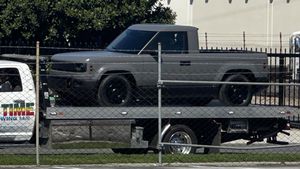 സൈബർട്രക്കിനെതിരെ പുതിയ വില്ലൻ്റെ വരവ്; കാശിറക്കുന്നത് ആമസോൺ ഉടമ