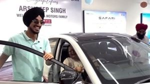 ആദ്യ ഐപിഎല്‍ സാലറി 20 ലക്ഷം, ഇന്ന് ധോണിയേക്കാള്‍ കൂടുതല്‍! അമ്മക്ക് എസ്‌യുവി വാങ്ങിക്കൊടുത്ത് ക്രിക്കറ്റര്‍