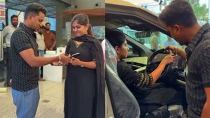 ഭാര്യയ്ക്ക് ഭർത്താവിന്റെ വക ഞെട്ടിക്കുന്ന പിറന്നാൾ സമ്മാനം! കൊടുത്തത് 30 ലക്ഷത്തിന്റെ ഇലക്‌ട്രിക് എസ്‌യുവി