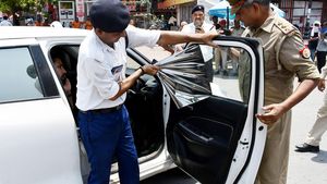 ഒരു രാജ്യം പല നീതി, സൺഫിലിം ഒട്ടിച്ച വാഹനങ്ങൾ പിടിച്ച് പൊലീസ്; 54 വാഹനങ്ങൾക്കെതിരെ പിഴയും കേസും