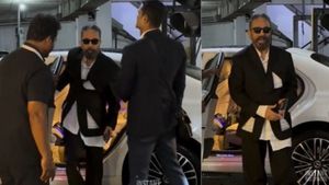 30 വയസ് പ്രായവ്യത്യാസമുള്ള നടിയുമായുള്ള 'റൊമാന്‍സ്' വിവാദമായി! S-ക്ലാസ് ബെന്‍സിലെത്തി മുംബൈ ഇളക്കിമറിച്ച നടന്‍