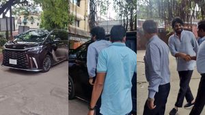 ദക്ഷിണേന്ത്യയിലെ ഏറ്റവും ധനികനായ നടന്‍, 3500 കോടി ആസ്തി! ലൈസന്‍സ് പുതുക്കാനെത്തിയത് ലെക്‌സസില്‍