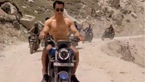 ഷര്‍ട്ടിടാതെ ബൈക്ക് ഓടിക്കുന്നത് ഇത്ര വലിയ കുറ്റമാണോ? കോവിഡ് കാലത്ത് ഹീറോയായ 'വില്ലന്' പണികൊടുത്ത് പഴയ വീഡിയോ