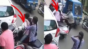 ഒരു കൈയബദ്ധം നാറ്റിക്കരുതേ! ഒരേ കാറിൽ തന്നെ രണ്ട് തവണ ഇടിച്ച് സ്കൂട്ടർ യാത്രക്കാരി, വൈറൽ വീഡിയോ കാണാം