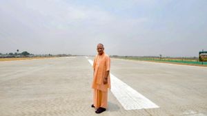 24 മണിക്കൂര്‍ കൊണ്ട് 34 Km എക്‌സ്പ്രസ് വേ നിര്‍മിച്ച് UP! ടാറും മെറ്റലുമൊക്കെ ശരിക്കുമുണ്ടോയെന്ന് നെറ്റിസണ്‍സ്