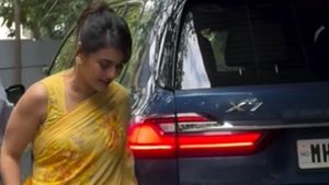 ഷാരൂഖിൻ്റെ ഭാഗ്യനായിക വന്നിറങ്ങിയ ആഡംബര എസ്‌യുവി കണ്ടോ! ഈ പ്രായത്തിലും എന്നാ ഒരിതാ എന്ന് പറഞ്ഞു പോകും