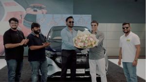 സ്റ്റാര്‍ട്ടപ്പ് തുടങ്ങാന്‍ ഇതിലും വലിയ മോട്ടേിവേഷന്‍ വേണോ? മെയ്ബാക്ക് EQS വാങ്ങിയ പ്രായം കുറഞ്ഞ ഇന്ത്യക്കാരൻ