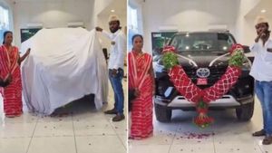 സ്‌കൂളില്‍ പോയ സമയത്ത് പൊറാട്ടയടിക്കാന്‍ പഠിച്ചാല്‍ മതിയാര്ന്നു! ഭാര്യക്ക് ഫോര്‍ച്യൂണര്‍ സമ്മാനിച്ച് ധാബക്കാരൻ