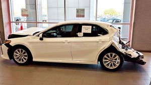 അപകടത്തില്‍ തകര്‍ന്ന കാര്‍ ഷോറൂമില്‍ ഡിസ്‌പ്ലേ വെച്ച ടൊയോട്ട! ചാള്‍സ് ശോഭരാജിന് പോലും കാണില്ല ഇത്ര ധൈര്യം