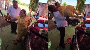 നീ തന്നെയാണ് ഈ വാഹനത്തിൻ്റെ ഐശ്വര്യം; പുത്തൻ കാറിൽ പ്രിയതമയുടെ കാൽപ്പാട് പതിപ്പിച്ച് ഭർത്താവ്