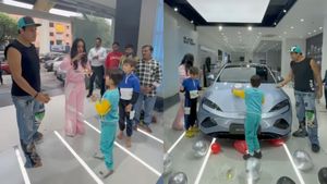 ഒരു എപ്പിസോഡിന് വാങ്ങുന്നത് 10 ലക്ഷം രൂപ, ഈ കാർ വാങ്ങുന്ന ആദ്യ കപ്പിളാവാൻ ഇതിലും വലിയ യോഗ്യത വേറെ വേണോ