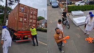 സായിപ്പിൻ്റെ നാട്ടിൽ മാസ് കാണിച്ച് പഞ്ചാബി കുടുംബം, പ്രിയപ്പെട്ട ബുളളറ്റിന് മുടക്കിയത് നാലര ലക്ഷം