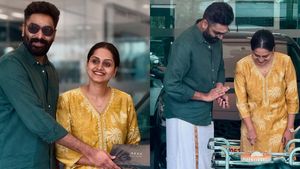 പൂമുത്തോളേ നിന്റെ സേഫ്റ്റി മുഖ്യം! പ്രിയതമയ്ക്ക് മാരുതിയുടെ ഉരുക്കുബലമുളള ഹാച്ച്ബാക്ക് സമ്മാനിച്ച ആളെ കണ്ടോ