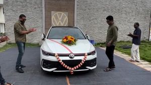 മമ്മൂക്കയ്ക്ക് പോലും കിട്ടിയിട്ടില്ല; ഇന്ത്യയിലെ ആദ്യ ഗോൾഫ് GTI സ്വന്തമാക്കി ശശികലയുടെ അനന്തരവൻ