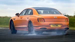 റോൾസ് റോയ്‌സും ലാൻഡ് റോവറും കൂടുതൽ ചീപ്പാവും,  വില കുത്തനെ കുറയാൻ പോവുന്നത് ഈ കമ്പനിയുടെ മോഡലുകൾക്ക്