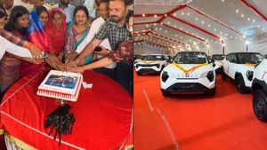 ഒറ്റദിവസം തന്നെ 51 മഹീന്ദ്ര XUV 3XO Revx ഡെലിവറി നടത്തി ഡീലർഷിപ്പ്; സംഭവമെവിടെയെന്ന് അറിയാമോ