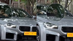 എല്ലാം രണ്ടാംകല്യാണത്തിന്റെ ഐശ്വര്യം, 1.27 കോടിയുടെ പുത്തൻ കാർ വാങ്ങി നാഗചൈതന്യ; കറക്കം അച്ഛനെ ഒപ്പമിരുത്തി