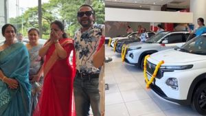 4 സഹോദരിമാര്‍ക്ക് ഒരേ ടൊയോട്ട കാര്‍ സമ്മാനം! ഇങ്ങനെ ഒരു ആങ്ങളയെ കിട്ടാന്‍ ഭാഗ്യം ചെയ്യണം