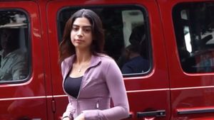 കൈയിൽ കാമുകൻ്റെ പേരെഴുതിയ ചെയിൻ; കപൂർ കുടുംബത്തിലെ അഴകിയ ലൈല, കറക്കം ജി വാഗണിൽ