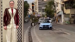 1.3 കോടിയുടെ കിടിലൻ കാറിൽ വരുന്ന മുതലാളിയെ കണ്ടോ, ഗാരേജിലുളളത് കോടികളുടെ കളക്ഷൻ