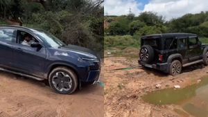 റോക്സ് തലയിൽ മുണ്ട് ഇടേണ്ടി വരുമോ! ചെളിയിൽ കുടുങ്ങിയ റോക്സിന് രക്ഷകനായി ഹാരിയർ ഇവി